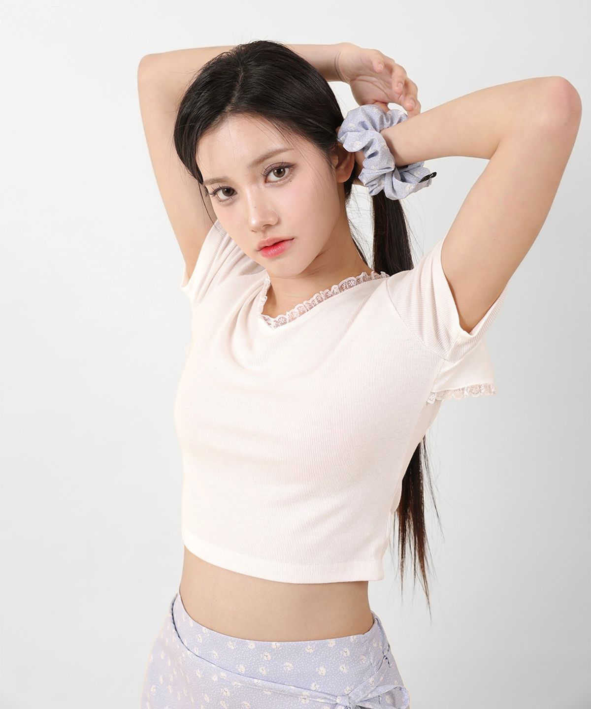 까트린(CATTLINE) 레이스 브이넥 크롭 티셔츠 블랙