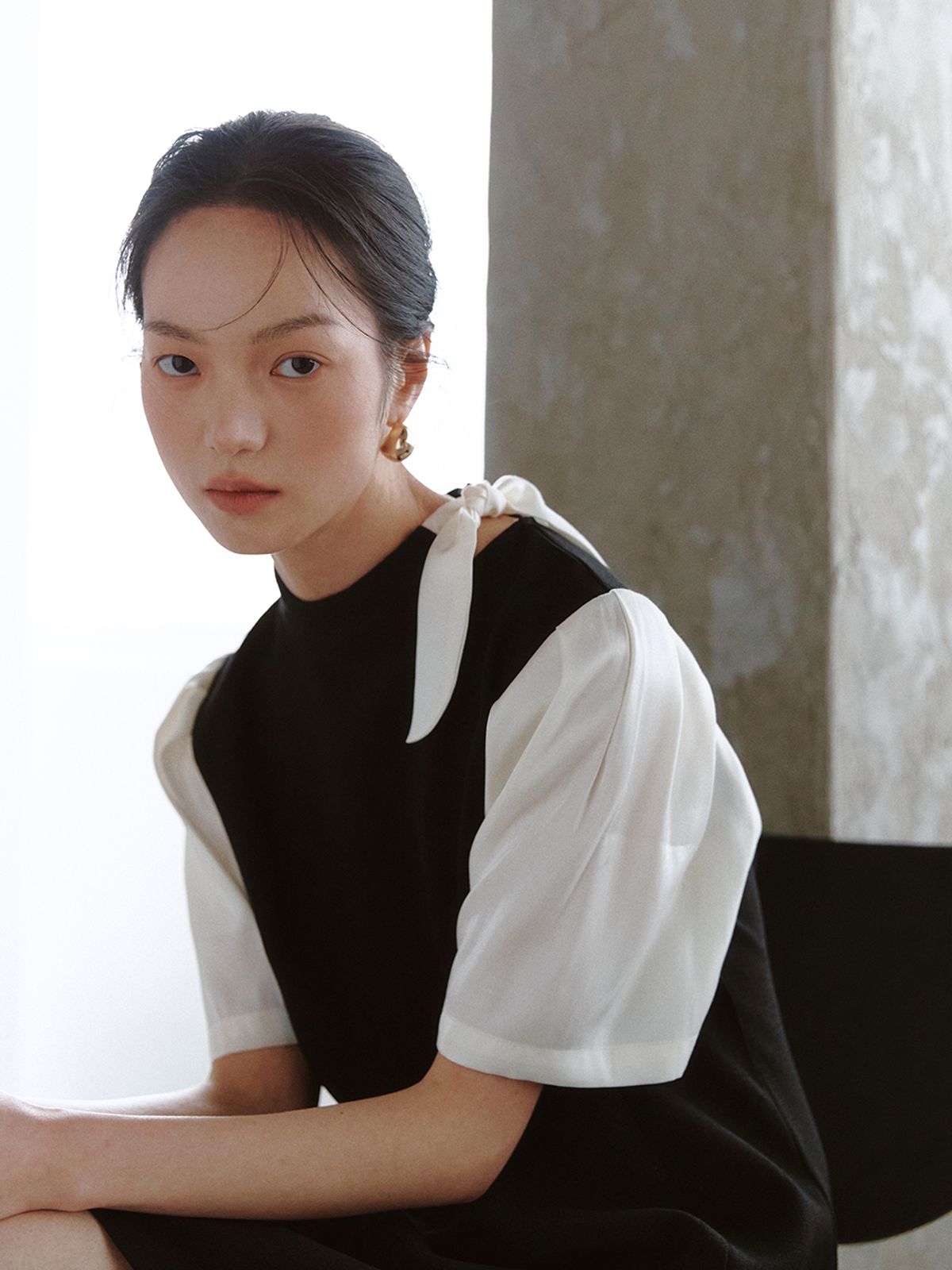 가니송(GANISONG) 넥 리본 디테일 미니 원피스_블랙