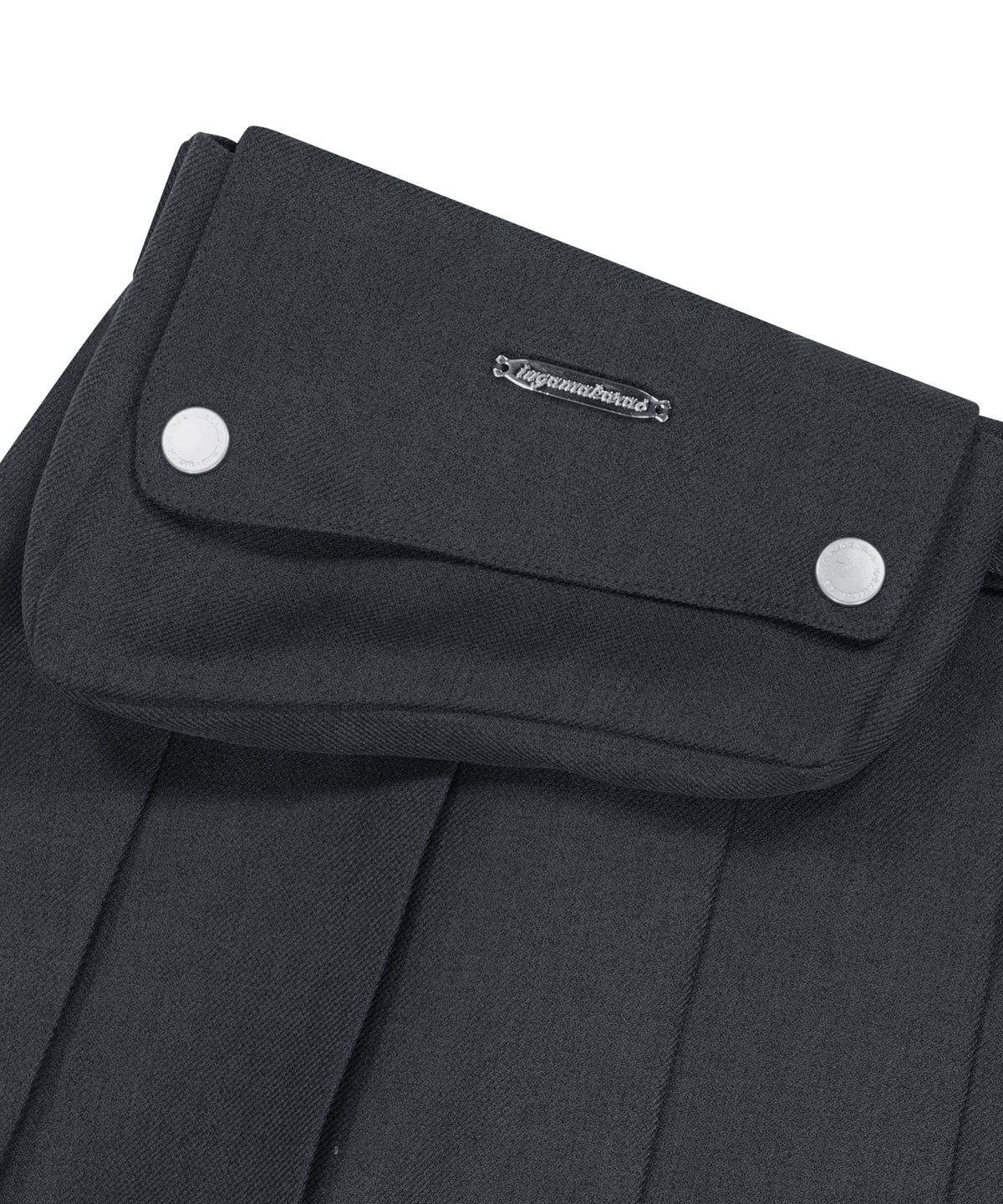 이우가마카라스(IUGAMAKARAS) Belted Bag Pleats Midi Skirt (Dark Gray)