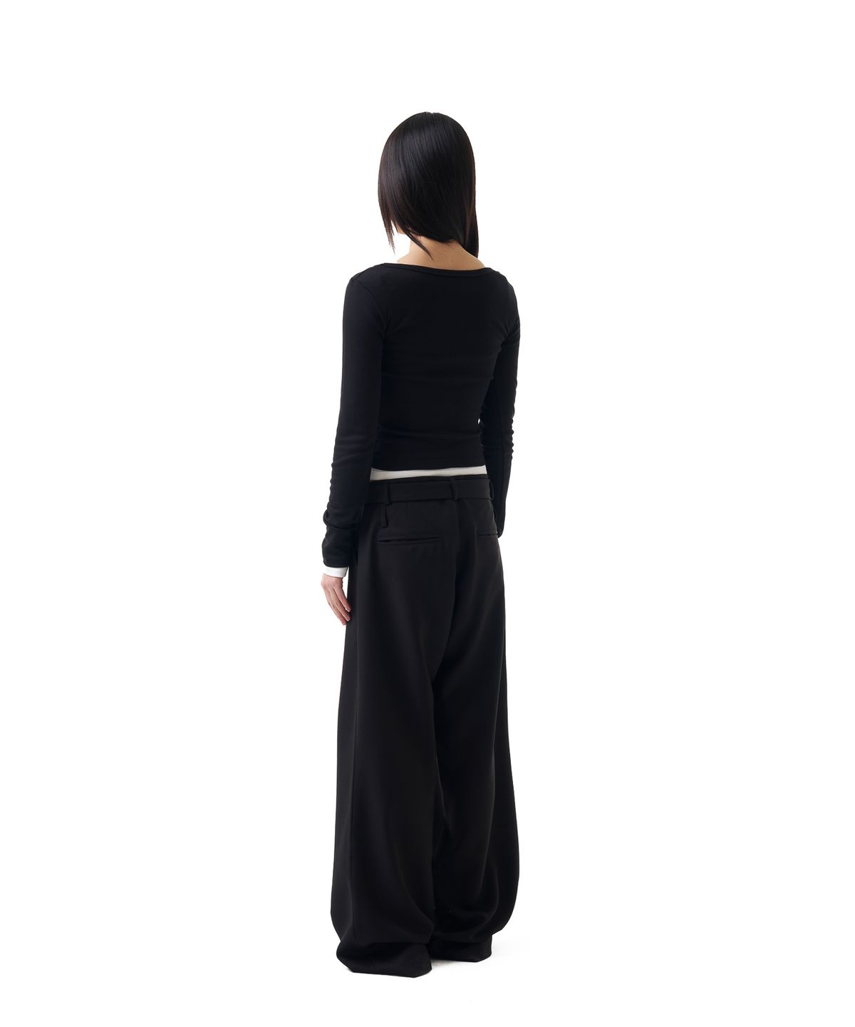 이우가마카라스(IUGAMAKARAS) U-Neck Fitted Top (Black)