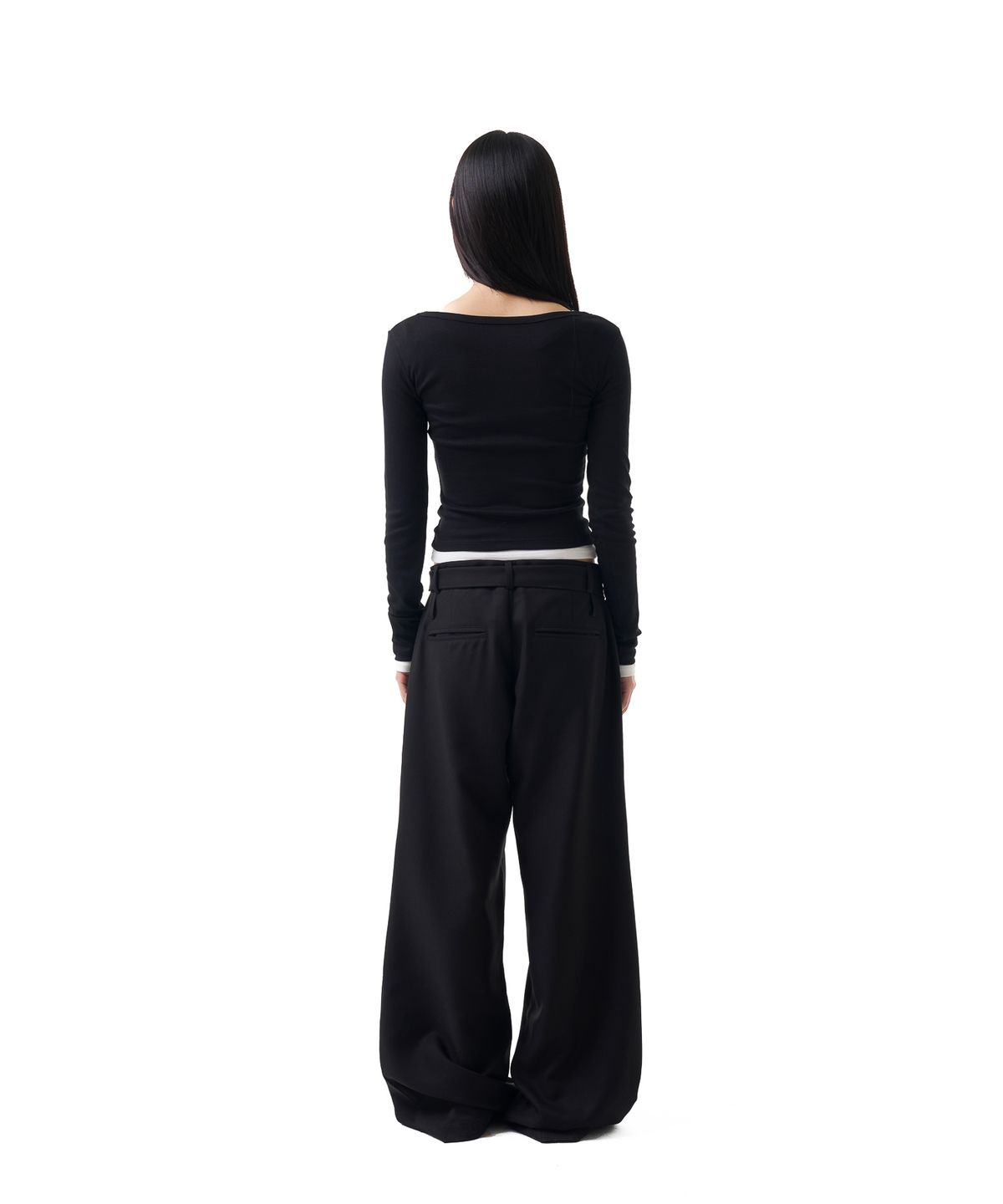 이우가마카라스(IUGAMAKARAS) U-Neck Fitted Top (Black)