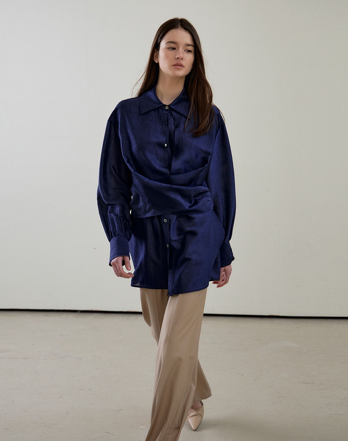 지에마르(GIEMAR) X BLOUSE NAVY 엑스 블라우스 네이비