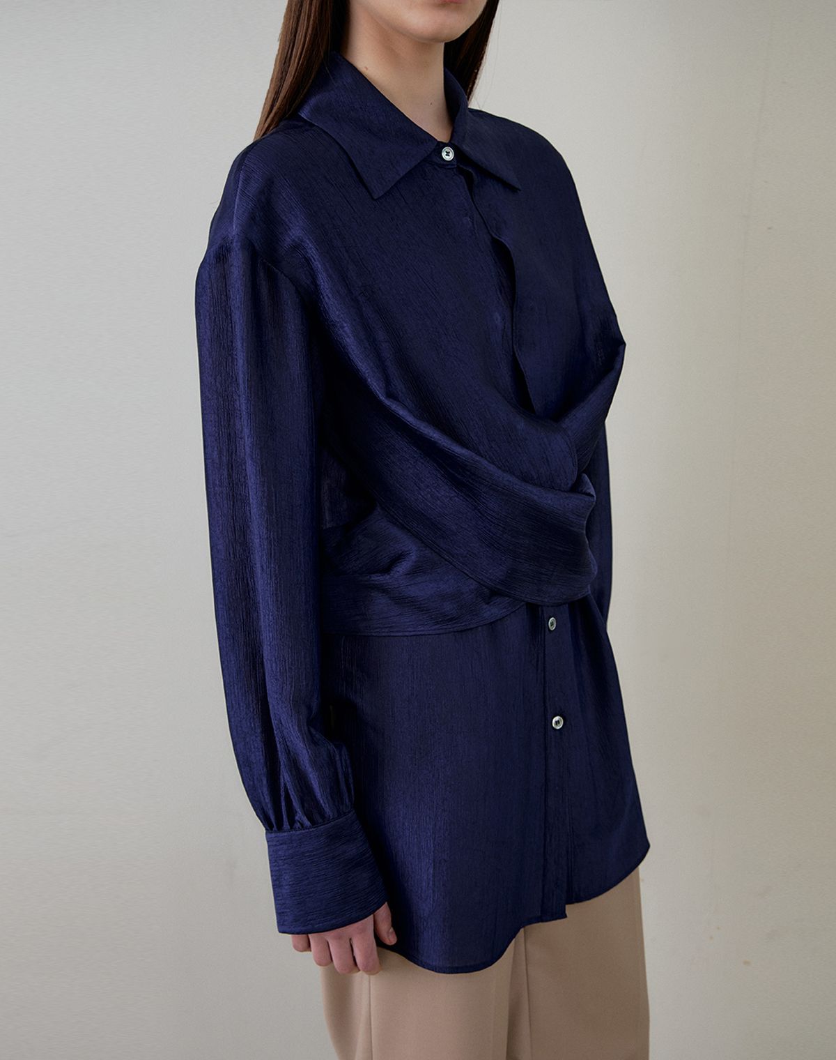 지에마르(GIEMAR) X BLOUSE NAVY 엑스 블라우스 네이비
