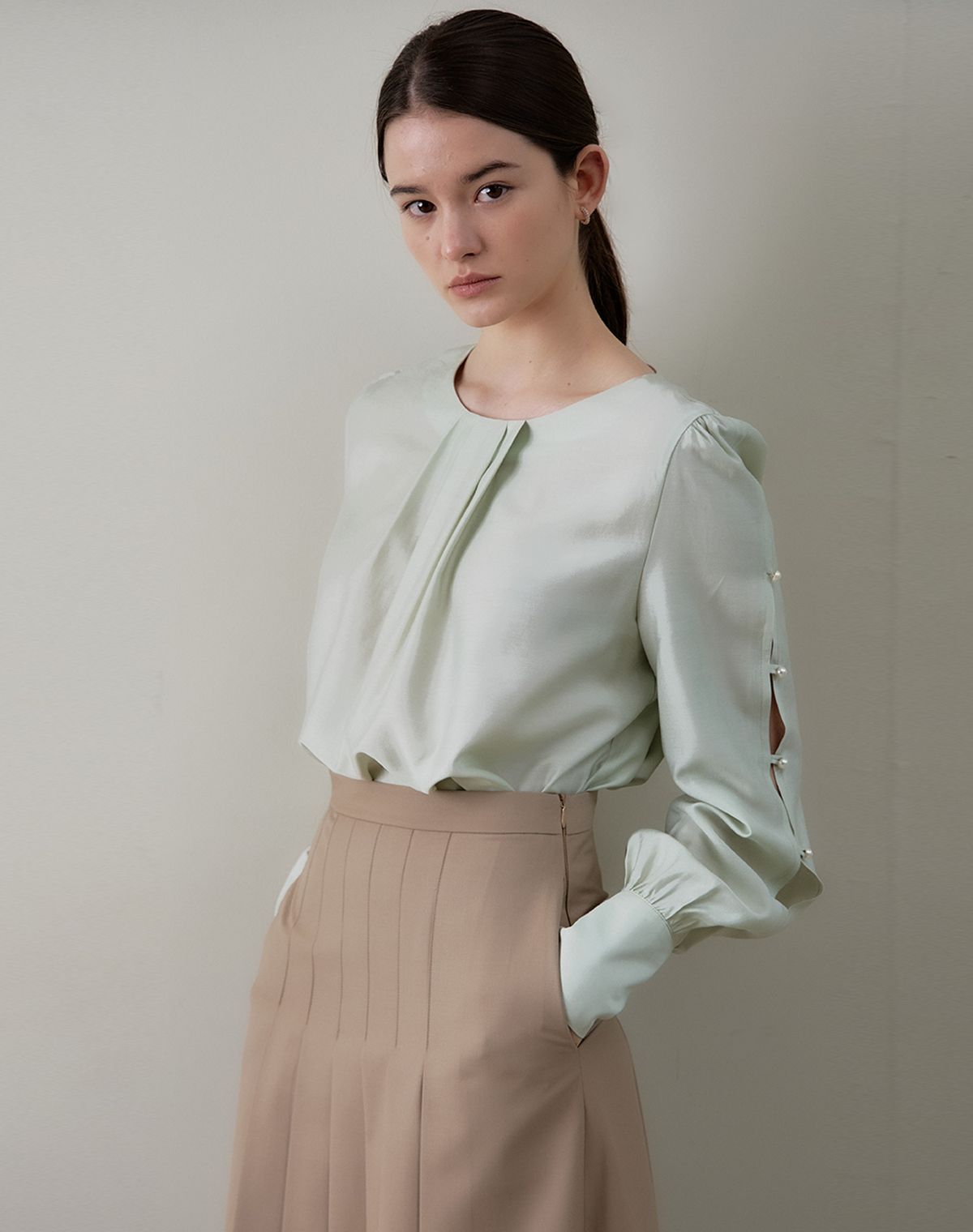 지에마르(GIEMAR) PEARL BOTTON POINT BLOUSE GREEN  펄 버튼 블라우스 그린