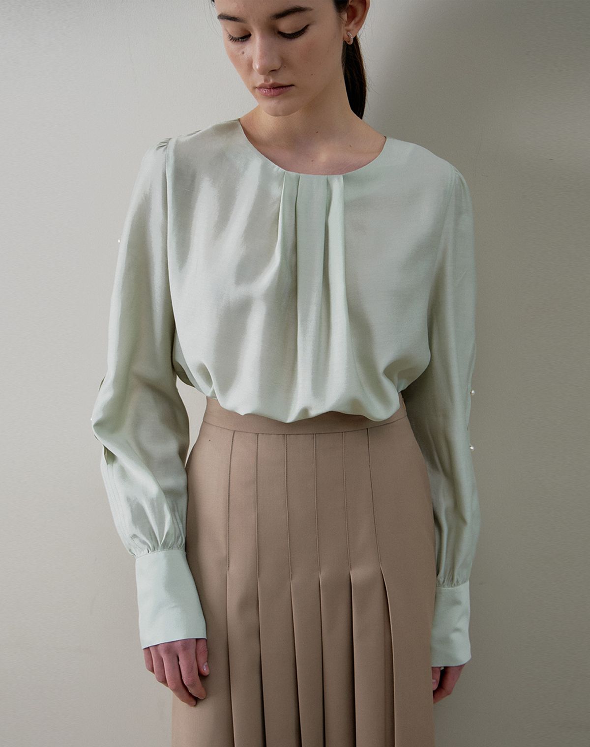 지에마르(GIEMAR) PEARL BOTTON POINT BLOUSE GREEN  펄 버튼 블라우스 그린