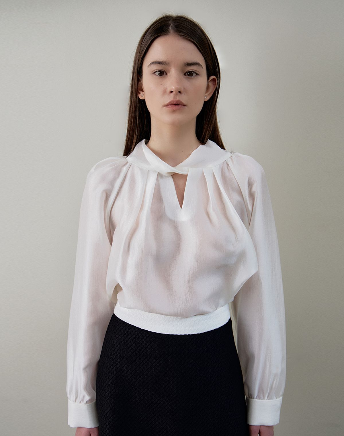지에마르(GIEMAR) TWIST TWO WAY TIE BLOUSE Y WHITE   트위스트 투웨이 타이 블라우스  화이트