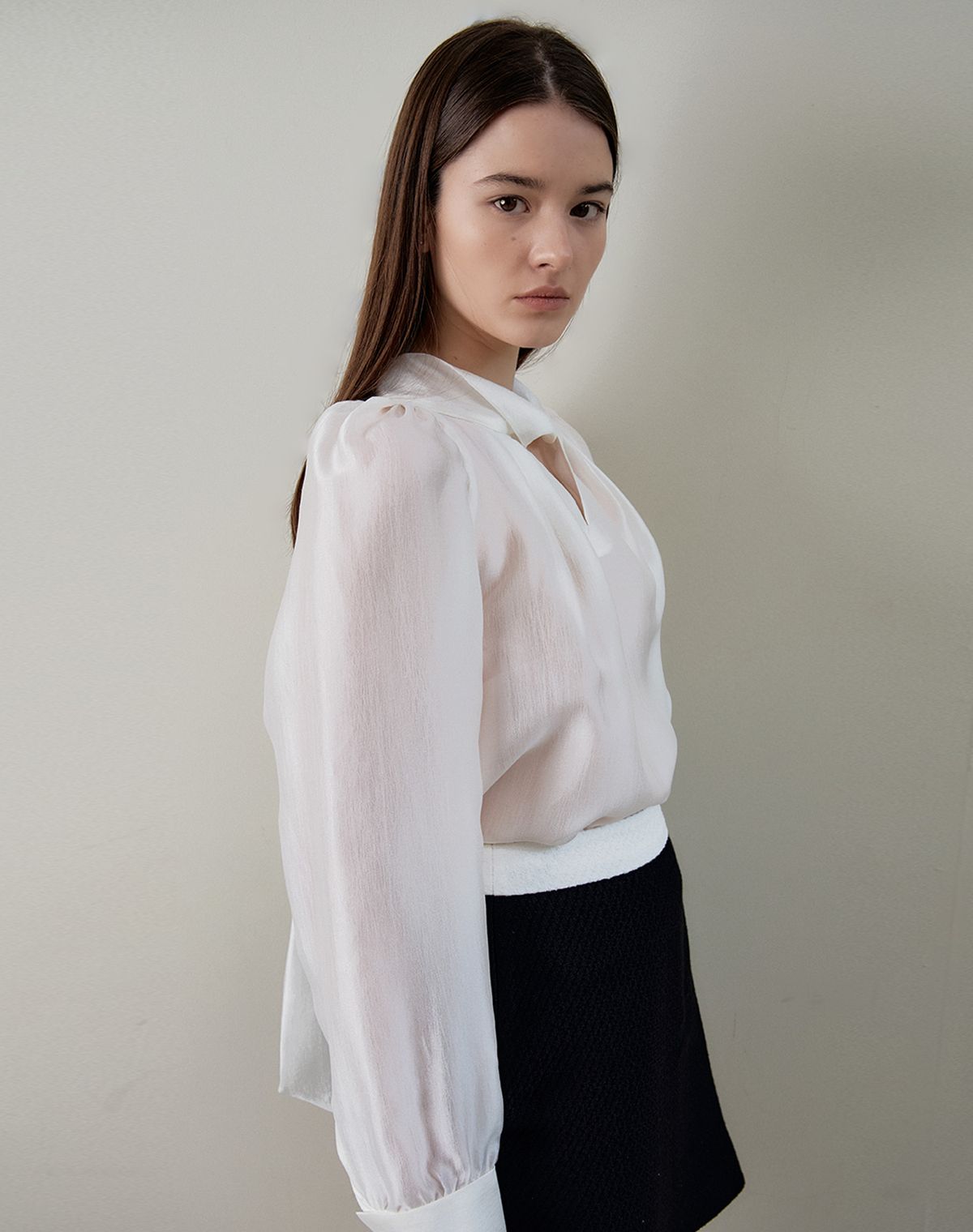 지에마르(GIEMAR) TWIST TWO WAY TIE BLOUSE Y WHITE   트위스트 투웨이 타이 블라우스  화이트
