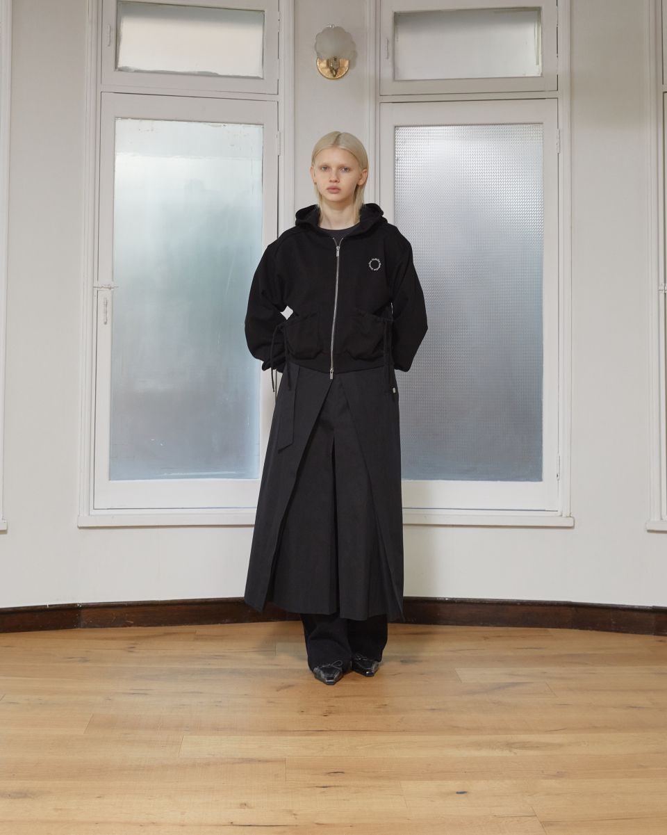 MUSINSA公式 | MATIN KIM VOLUME POCKET CROP HOODY ZIP UP IN BLACK