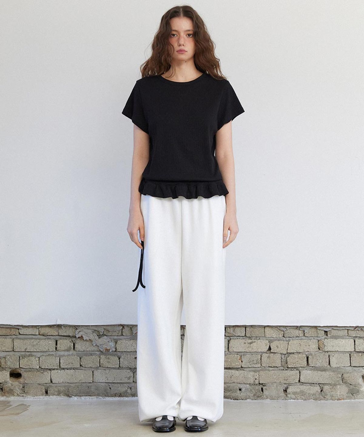 렌세(RENSE) Eyelet Frill Half T-shirt Black