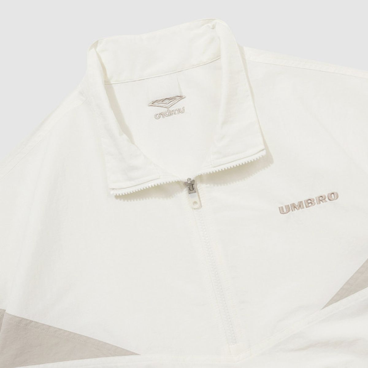엄브로(UMBRO) 레이트 체크아웃 린넨 스탠넥 아노락 아이보리(UQ221CWT49)