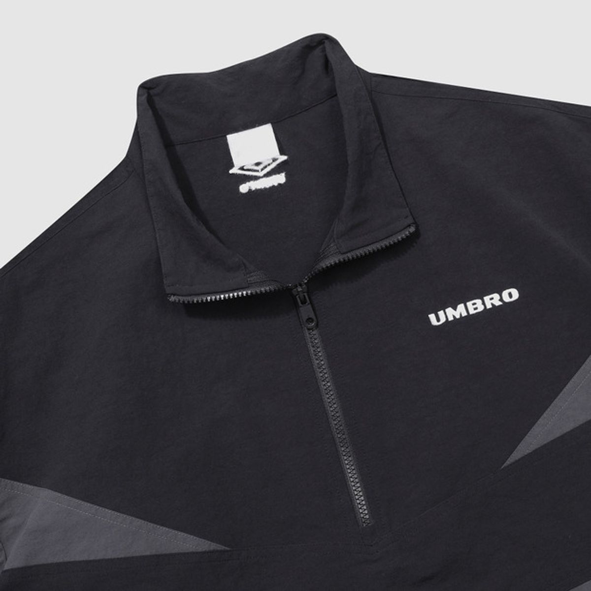 엄브로(UMBRO) 레이트 체크아웃 린넨 스탠넥 아노락 블랙(UQ221CWT49)