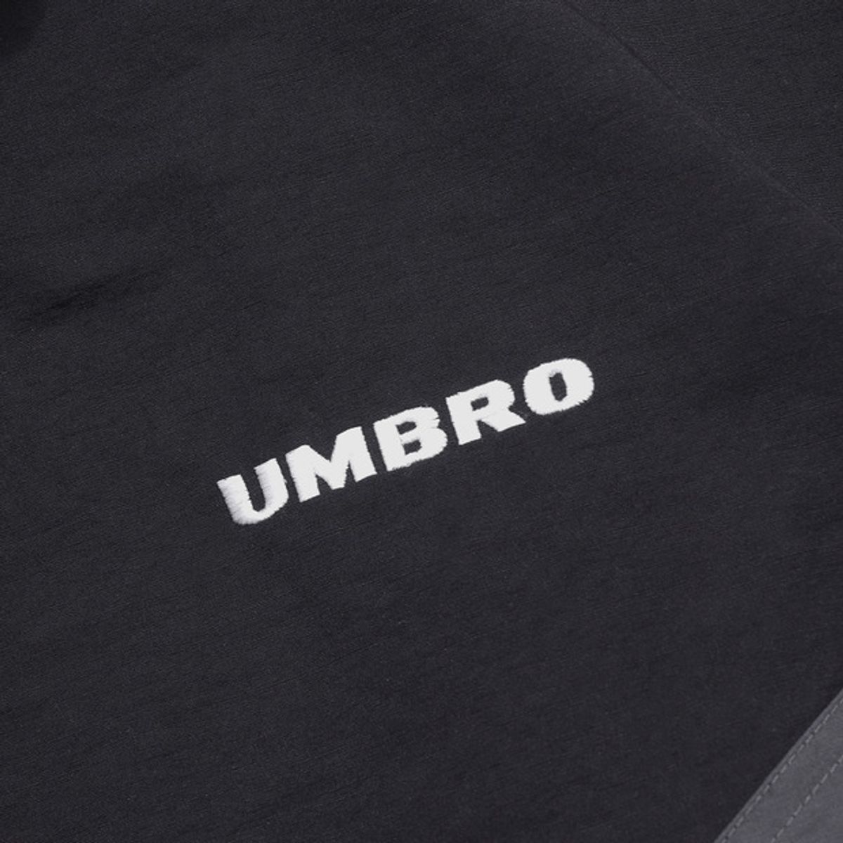 엄브로(UMBRO) 레이트 체크아웃 린넨 스탠넥 아노락 블랙(UQ221CWT49)