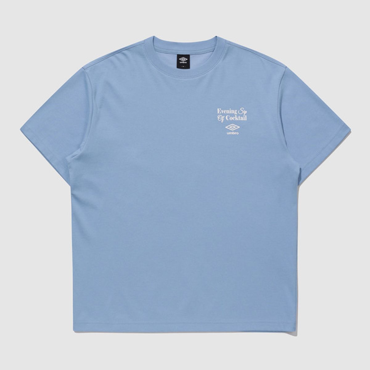 엄브로(UMBRO) 레이트 체크아웃 칵테일 그래픽 반팔 티셔츠 스카이 블루(UQ223CRS49)
