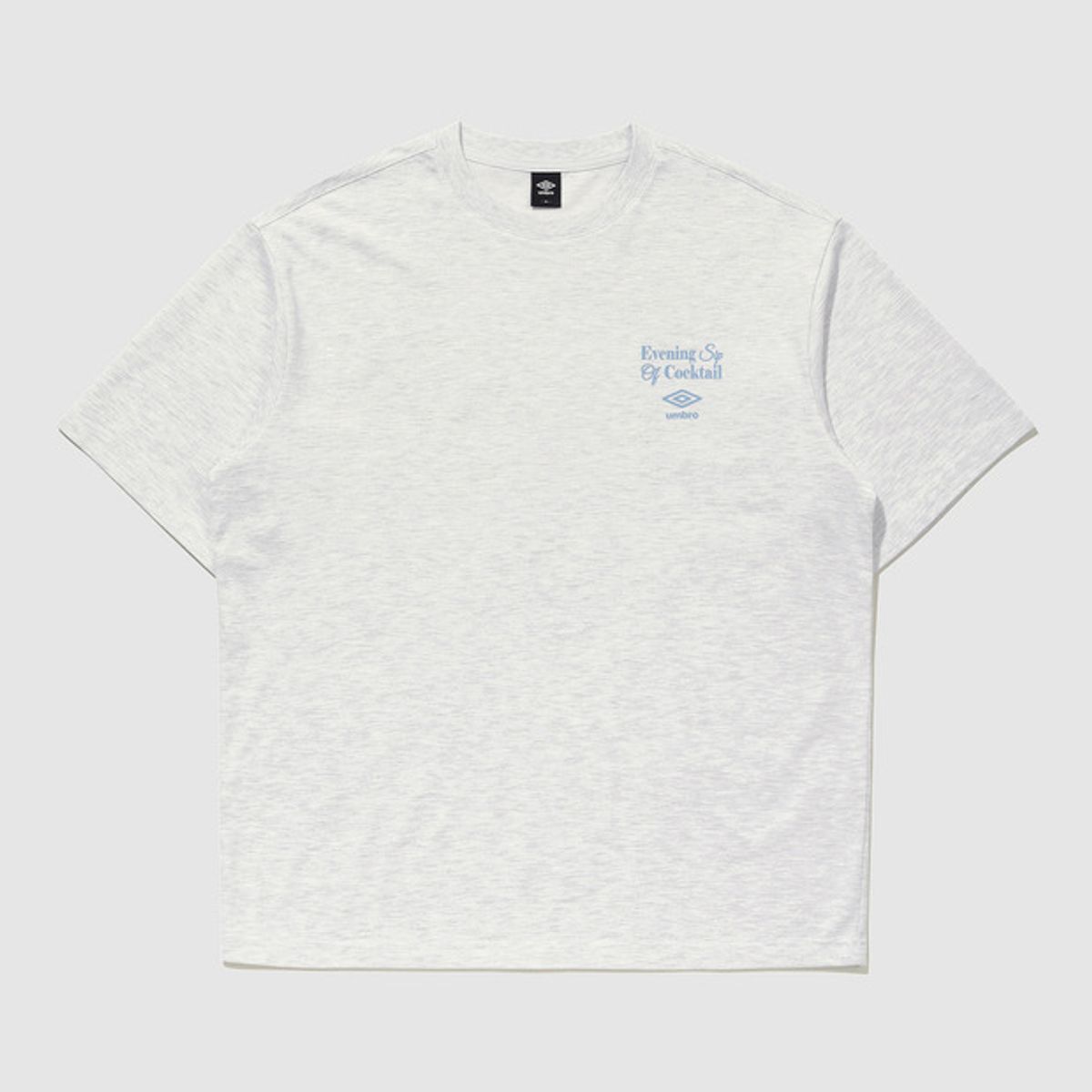 엄브로(UMBRO) 레이트 체크아웃 칵테일 그래픽 반팔 티셔츠 라이트 그레이(UQ223CRS49)
