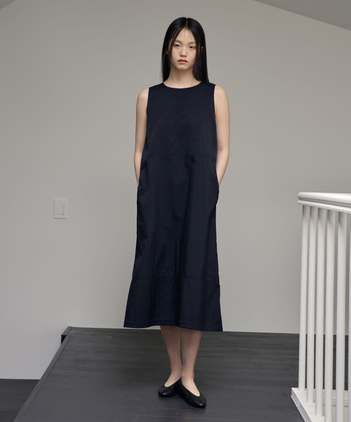 38컴온커먼(38COMEONCOMMON) Relaxed Sleeveless Dress (Black)