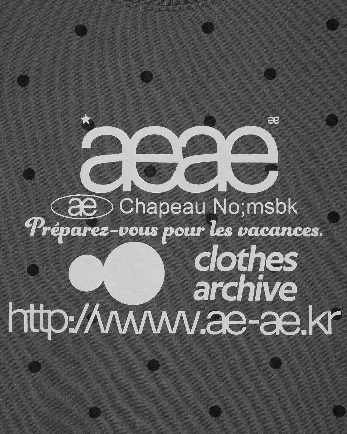 에이이에이이(AEAE) WEB LOGO DOT CROP T-SHIRTS [CHARCOAL]