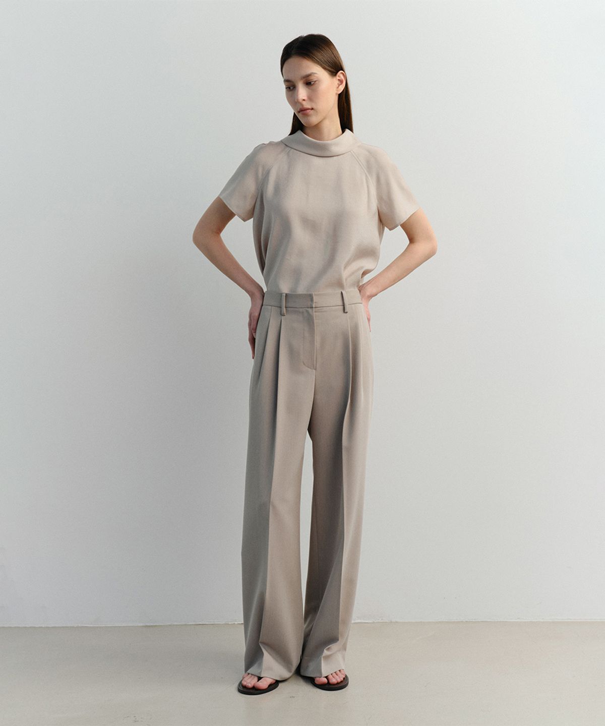 이아(EAAH) SS WIDE TUCK PANTS (TAUPE)