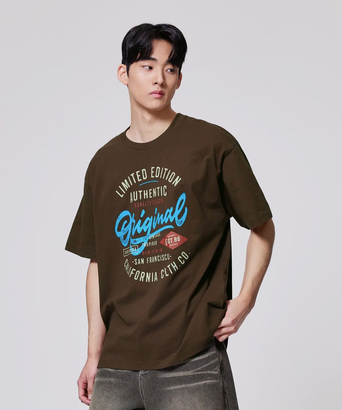 에이지오디(AGOD) 오리지날 캠핑 레터링 반소매 티셔츠 [초코 브라운]