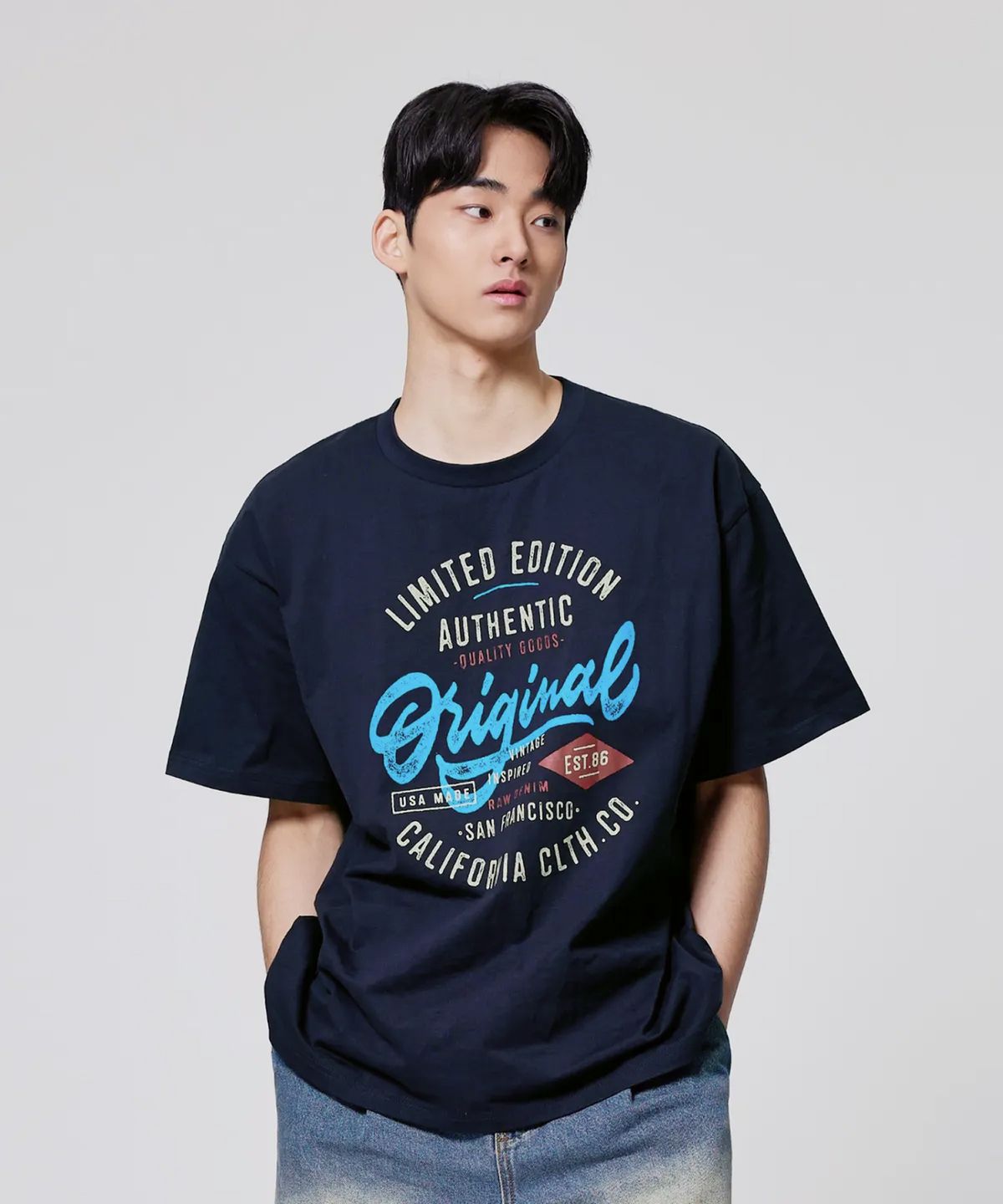 에이지오디(AGOD) 오리지날 캠핑 레터링 반소매 티셔츠 [네이비]