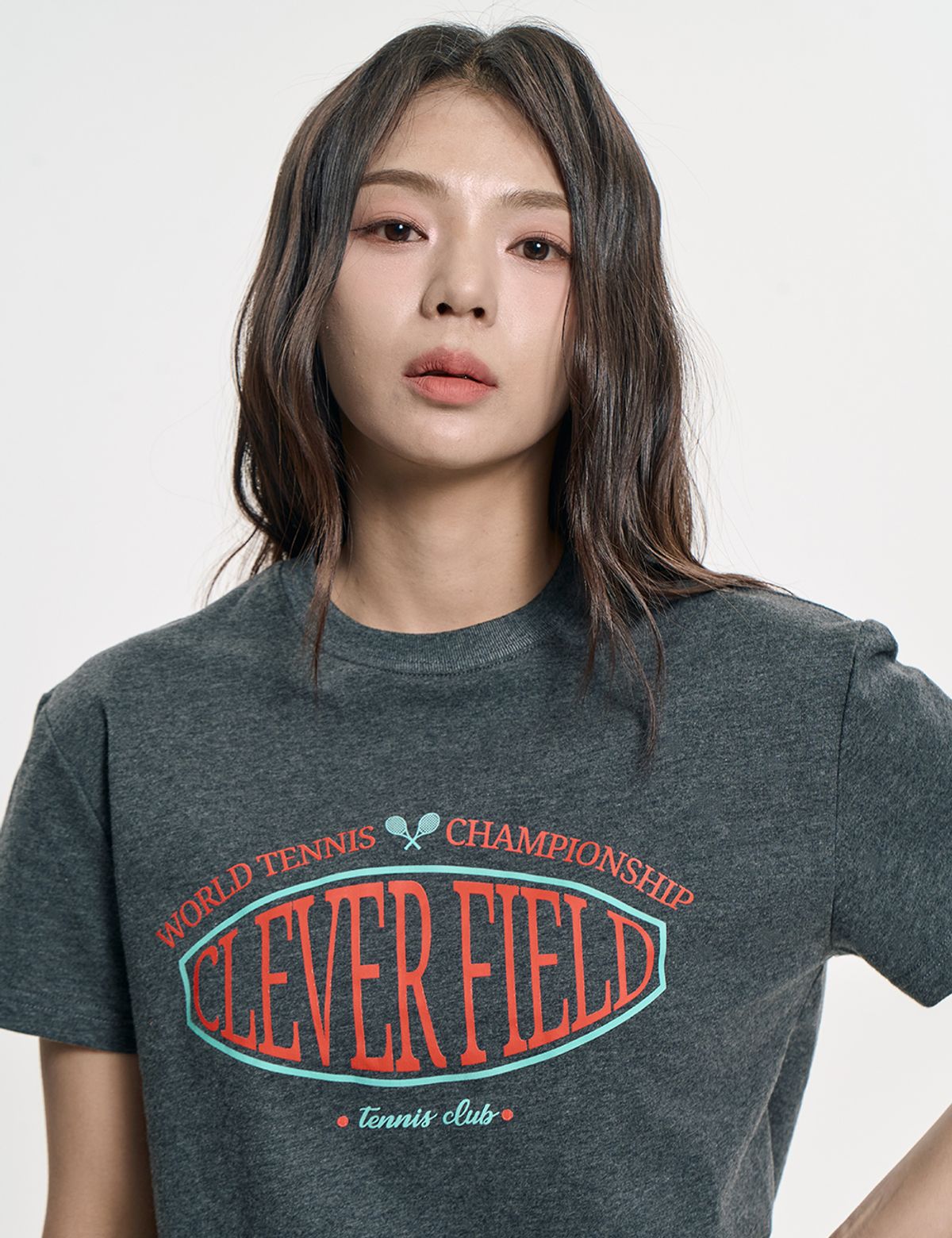 클레버필드(CLEVER FIELD) 시그니처 엠블럼 크롭 티셔츠 [차콜]