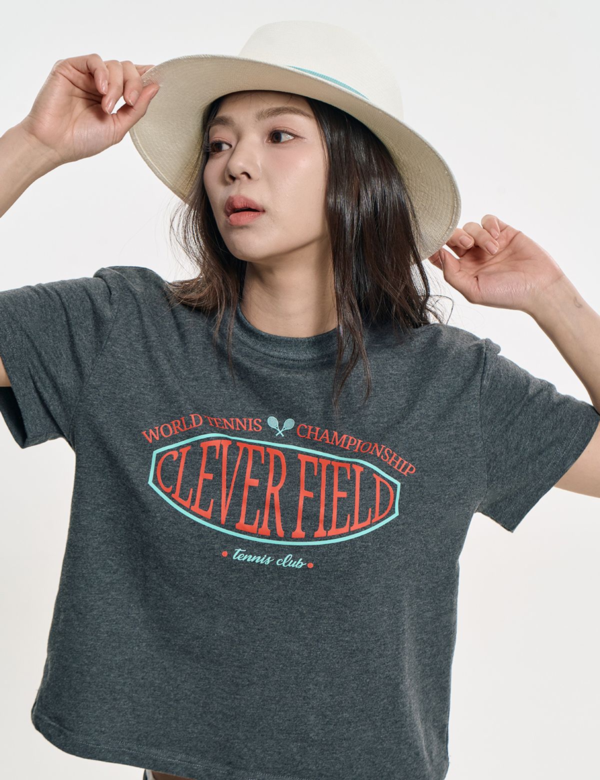클레버필드(CLEVER FIELD) 시그니처 엠블럼 크롭 티셔츠 [차콜]