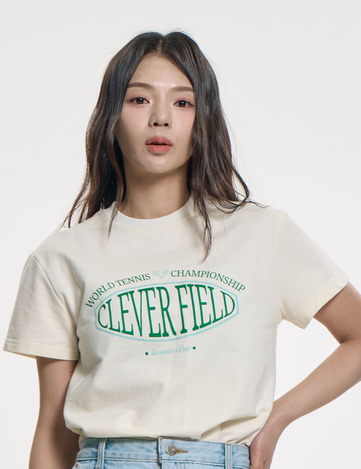 클레버필드(CLEVER FIELD) 시그니처 엠블럼 크롭 티셔츠 [크림]
