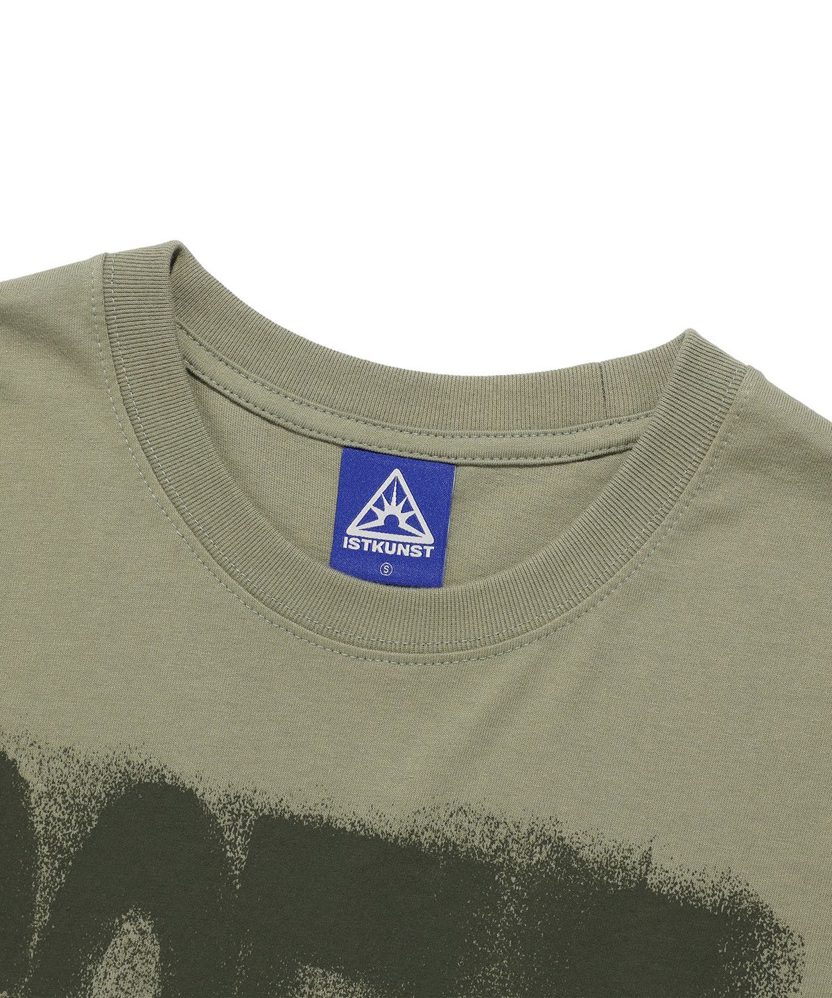 이스트쿤스트(ISTKUNST) SCENE NUMBER TEE_KHAKI(IK2EMMT509A)