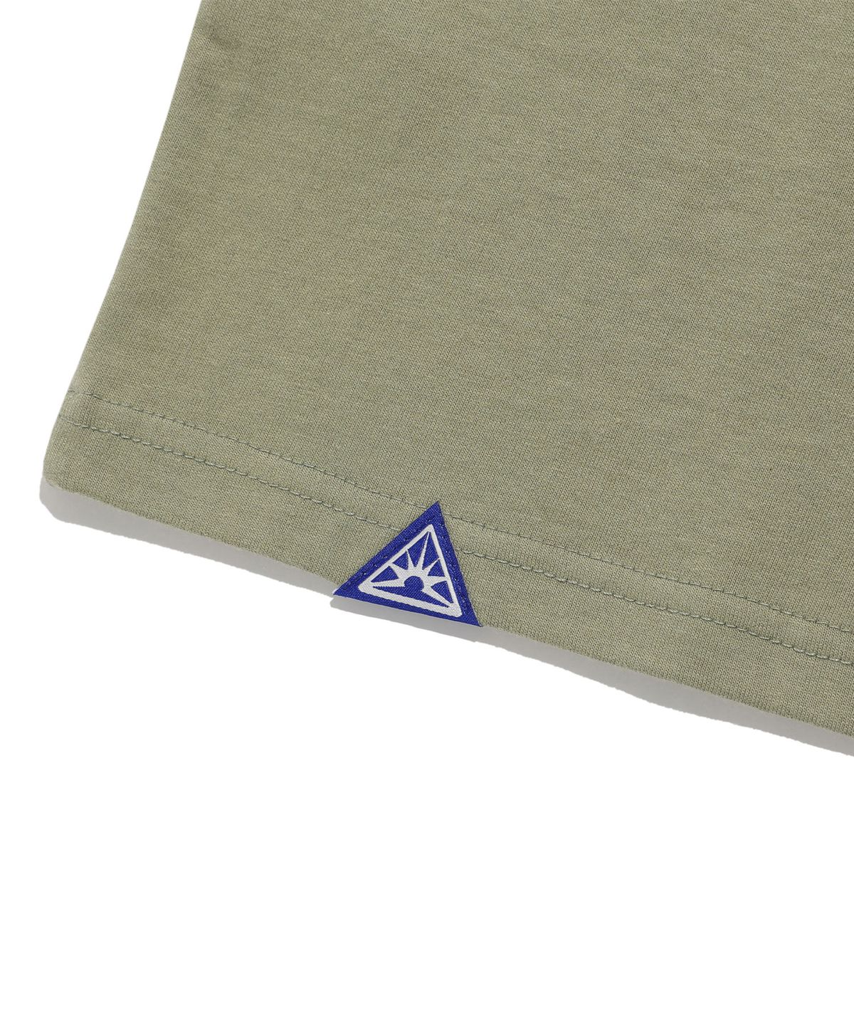 이스트쿤스트(ISTKUNST) SCENE NUMBER TEE_KHAKI(IK2EMMT509A)