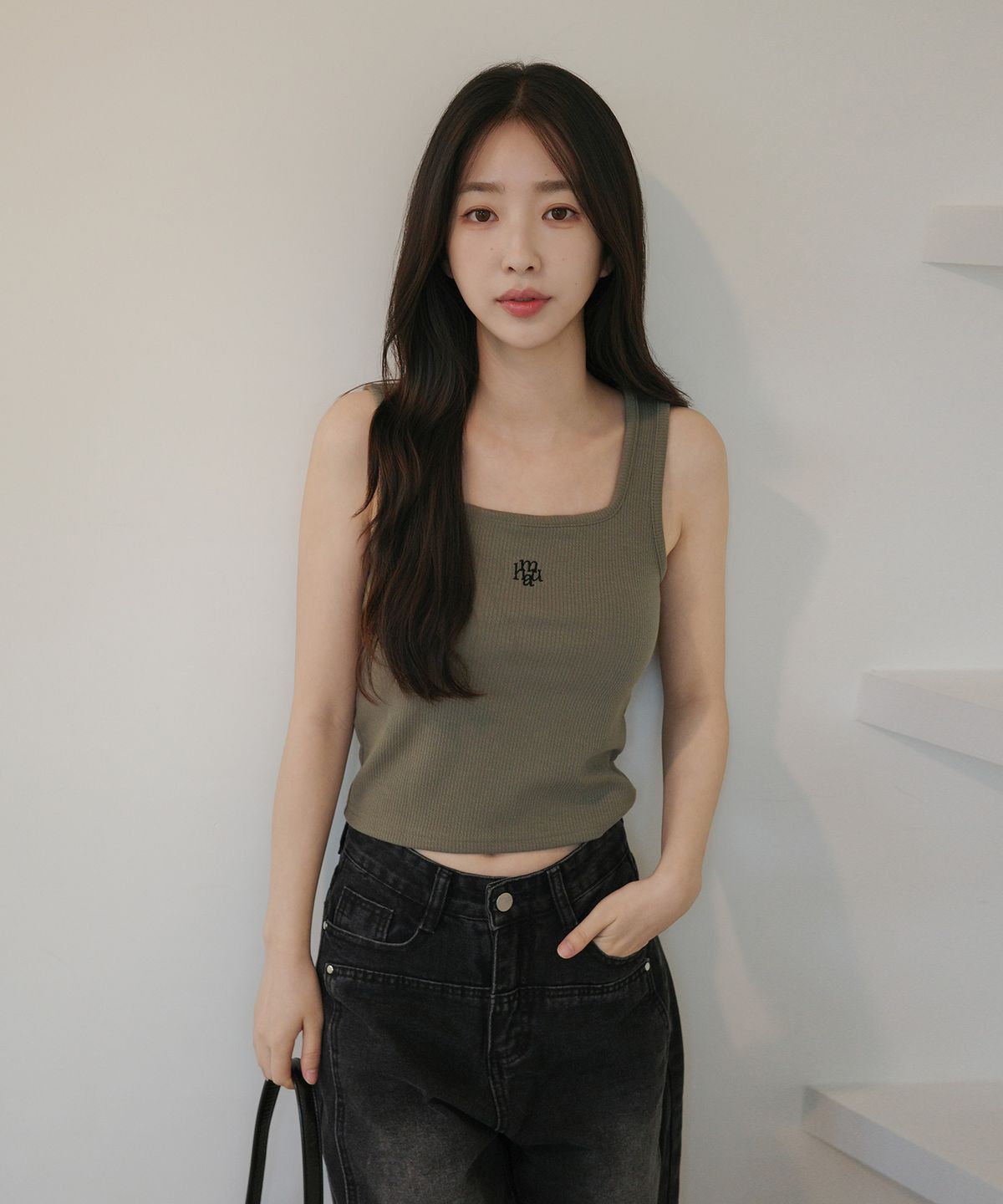 무아무아(MUAHMUAH) 로고 슬림핏 니트 슬리브리스 [7color]