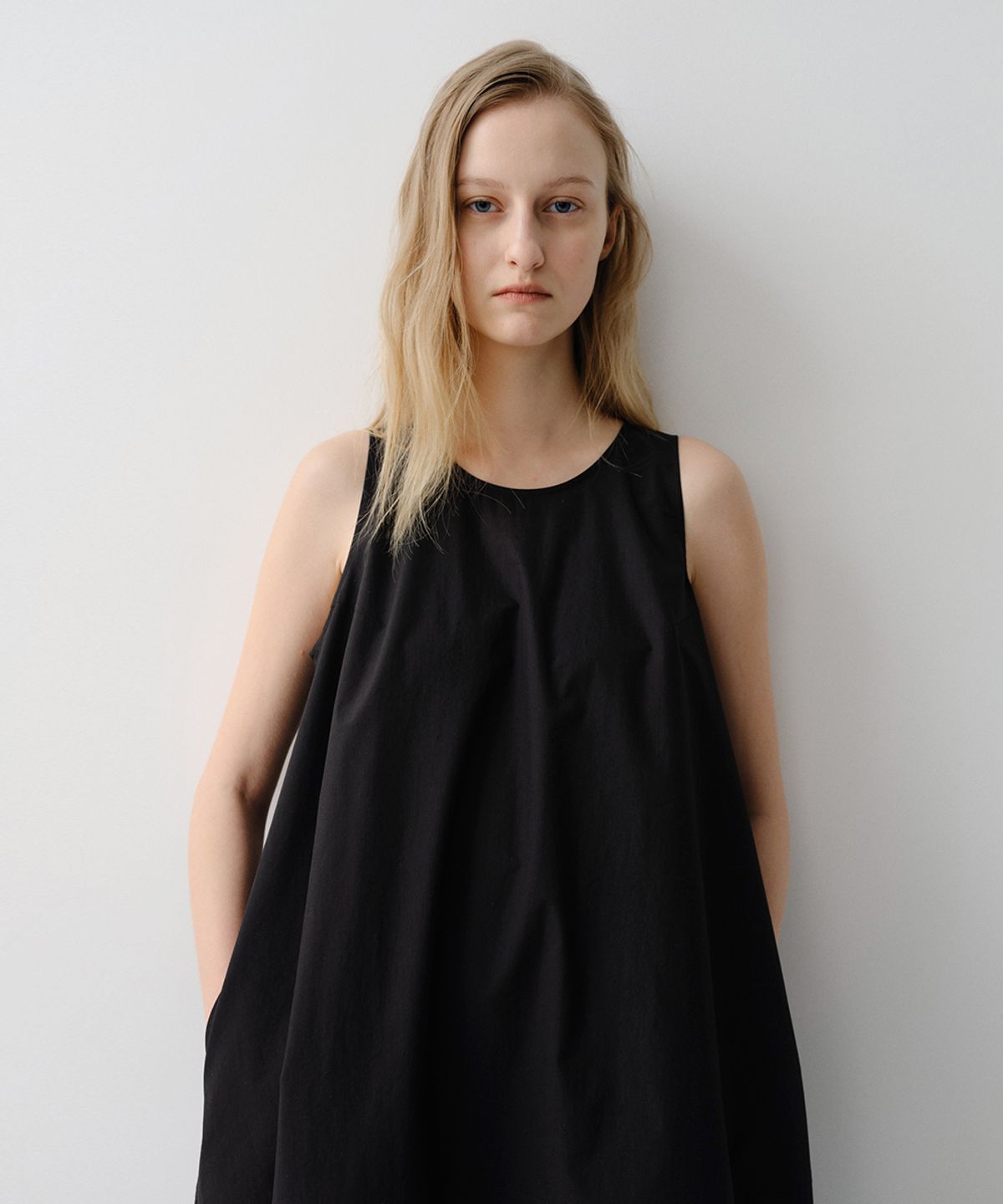 이아(EAAH) COCOON SLEEVELESS DRESS (BLACK)