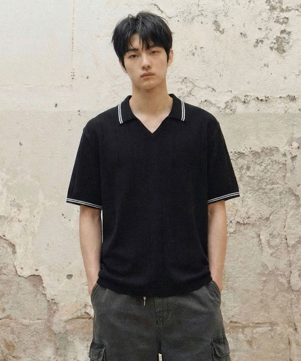 에이지오디(AGOD) 브이넥 카라 반소매 셔츠 니트 [블랙]