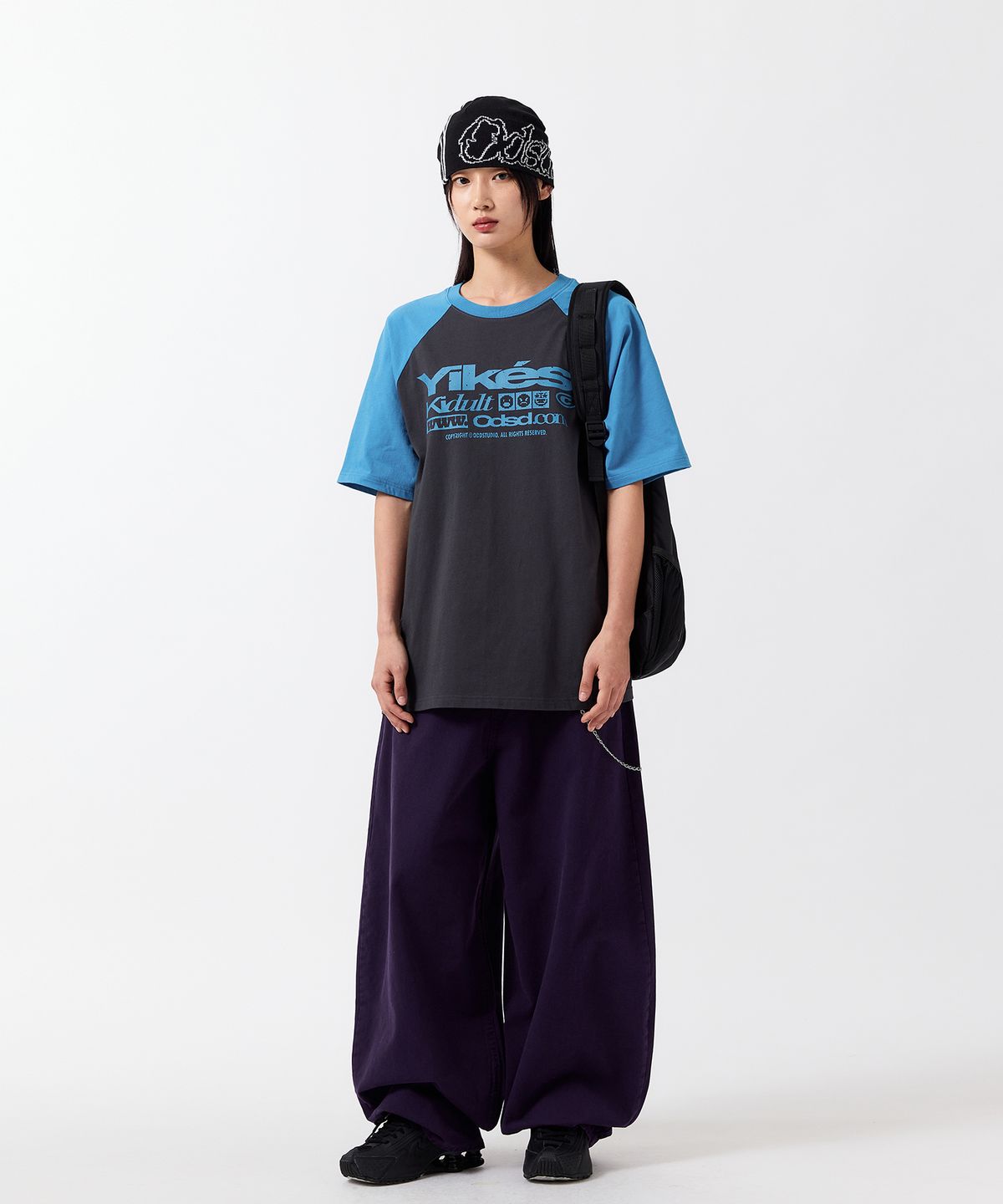 오드스튜디오(ODDSTUDIO) 야익스 로고 래글런 그래픽 오버핏 티셔츠 - CHARCOAL / VINTAGE BLUE
