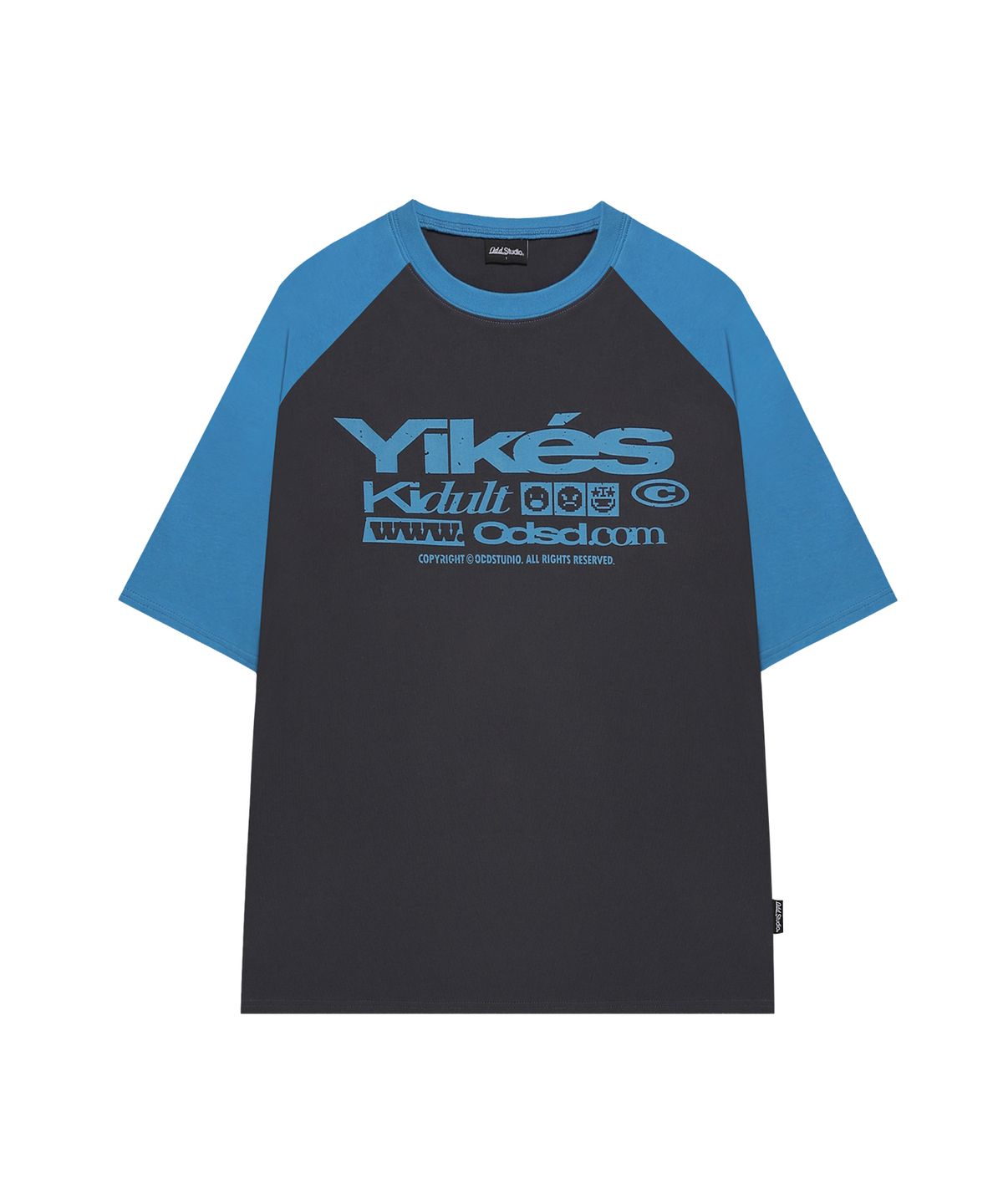오드스튜디오(ODDSTUDIO) 야익스 로고 래글런 그래픽 오버핏 티셔츠 - CHARCOAL / VINTAGE BLUE