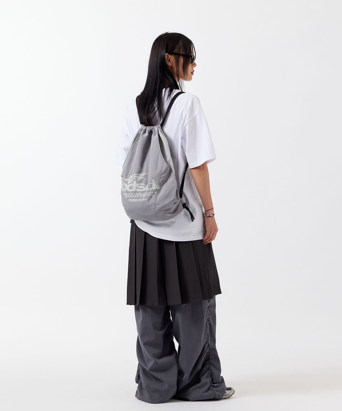 오드스튜디오(ODDSTUDIO) 사선 절개 스티치 셔링 팬츠 - DARK GRAY