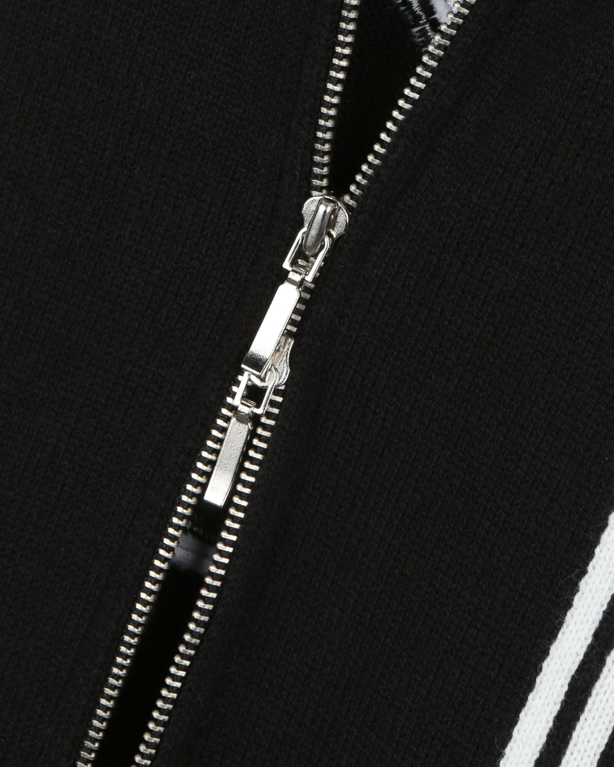 비슬로우(BESLOW) POLO STRIPE KNIT ZIP-UP BLACK