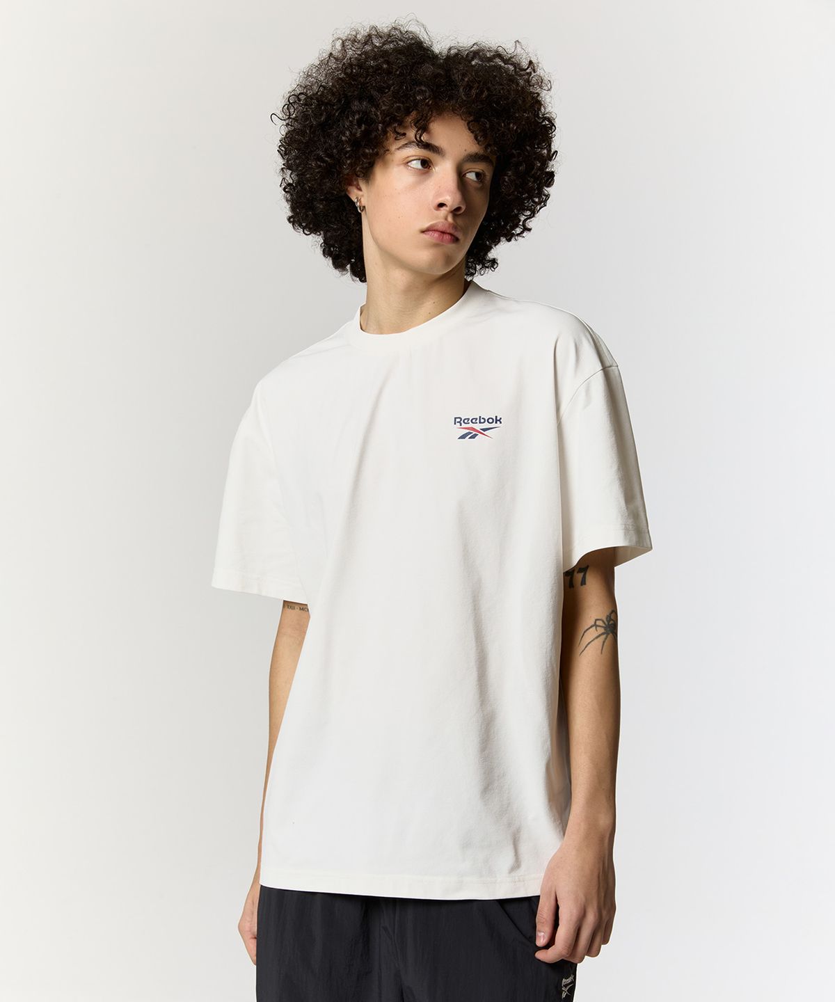 리복(REEBOK) 에센셜 프레쉬 티셔츠 - 화이트