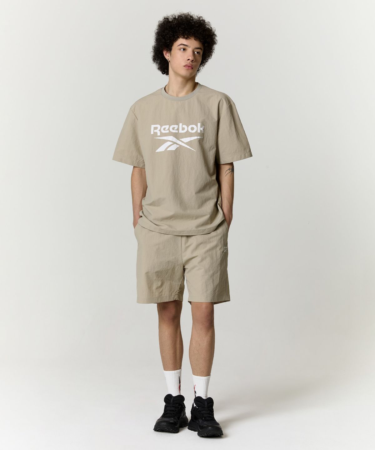 리복(REEBOK) 에센셜 반팔 피스테 - 베이지