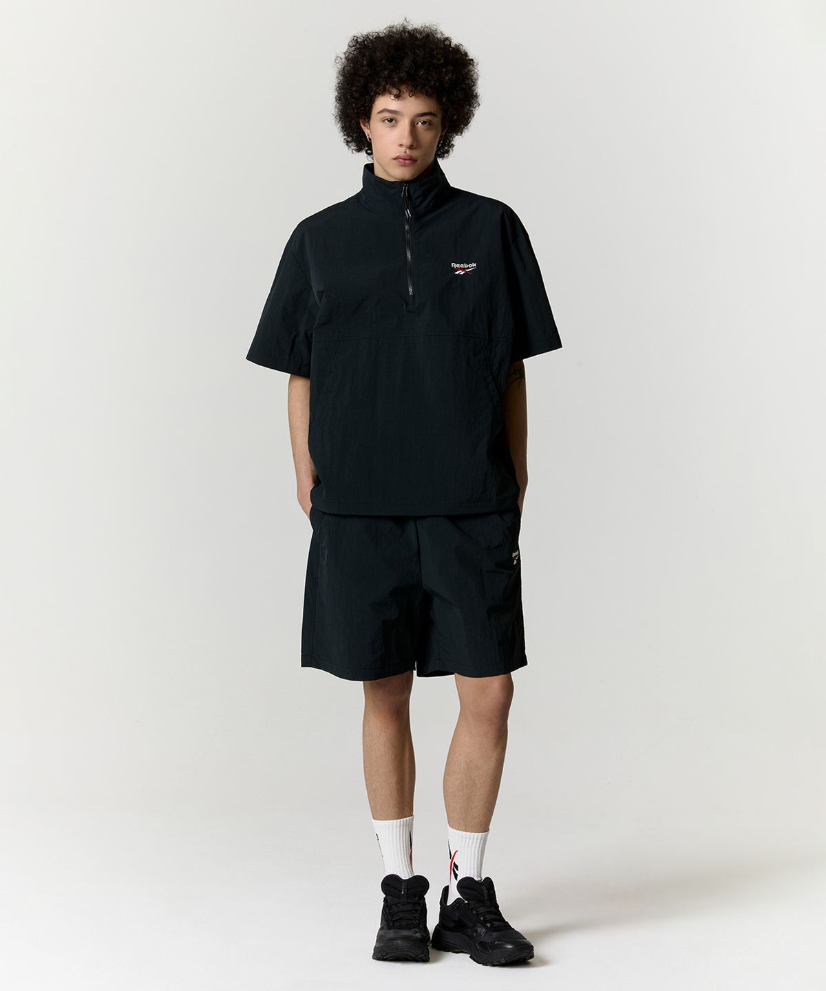 리복(REEBOK) 에센셜 반팔 아노락 - 블랙
