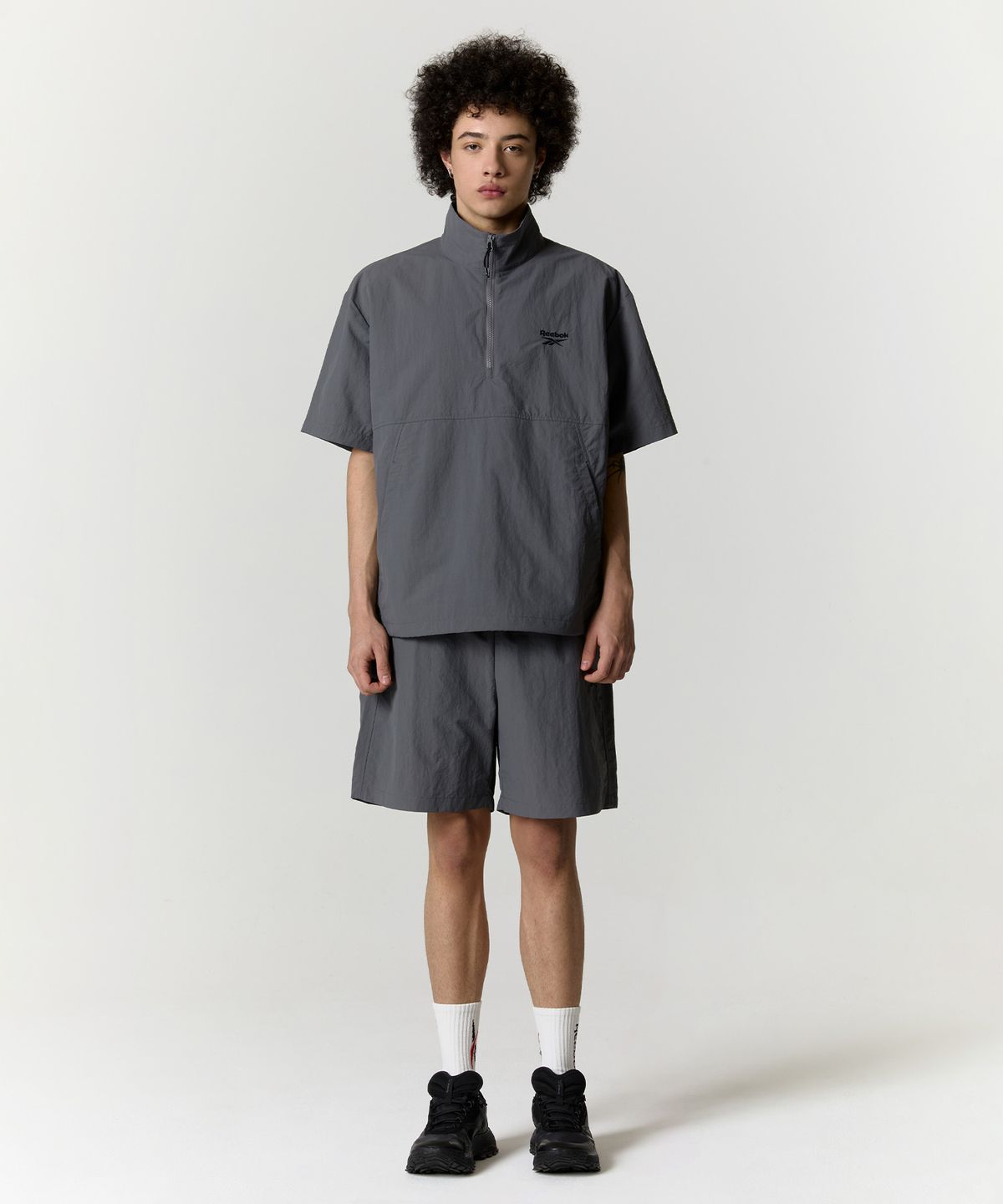리복(REEBOK) 에센셜 반팔 아노락 - 차콜