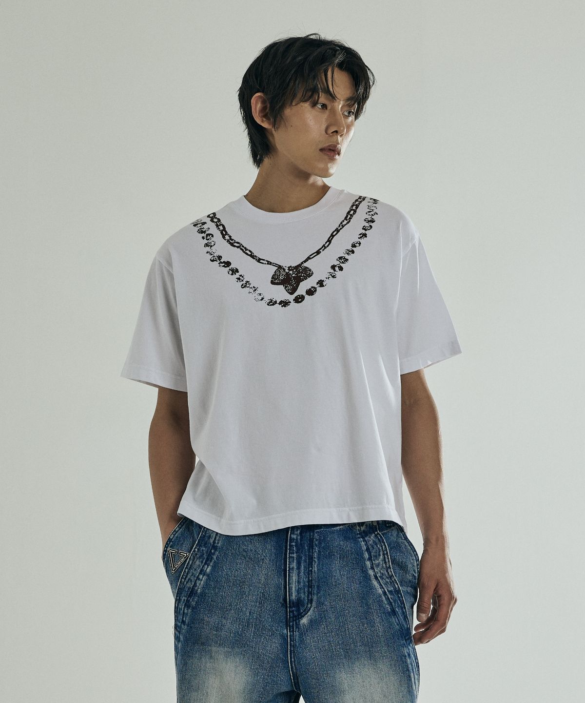 본바트(VONVAT) 넥크리스 그래픽 크롭 반팔티 (화이트)