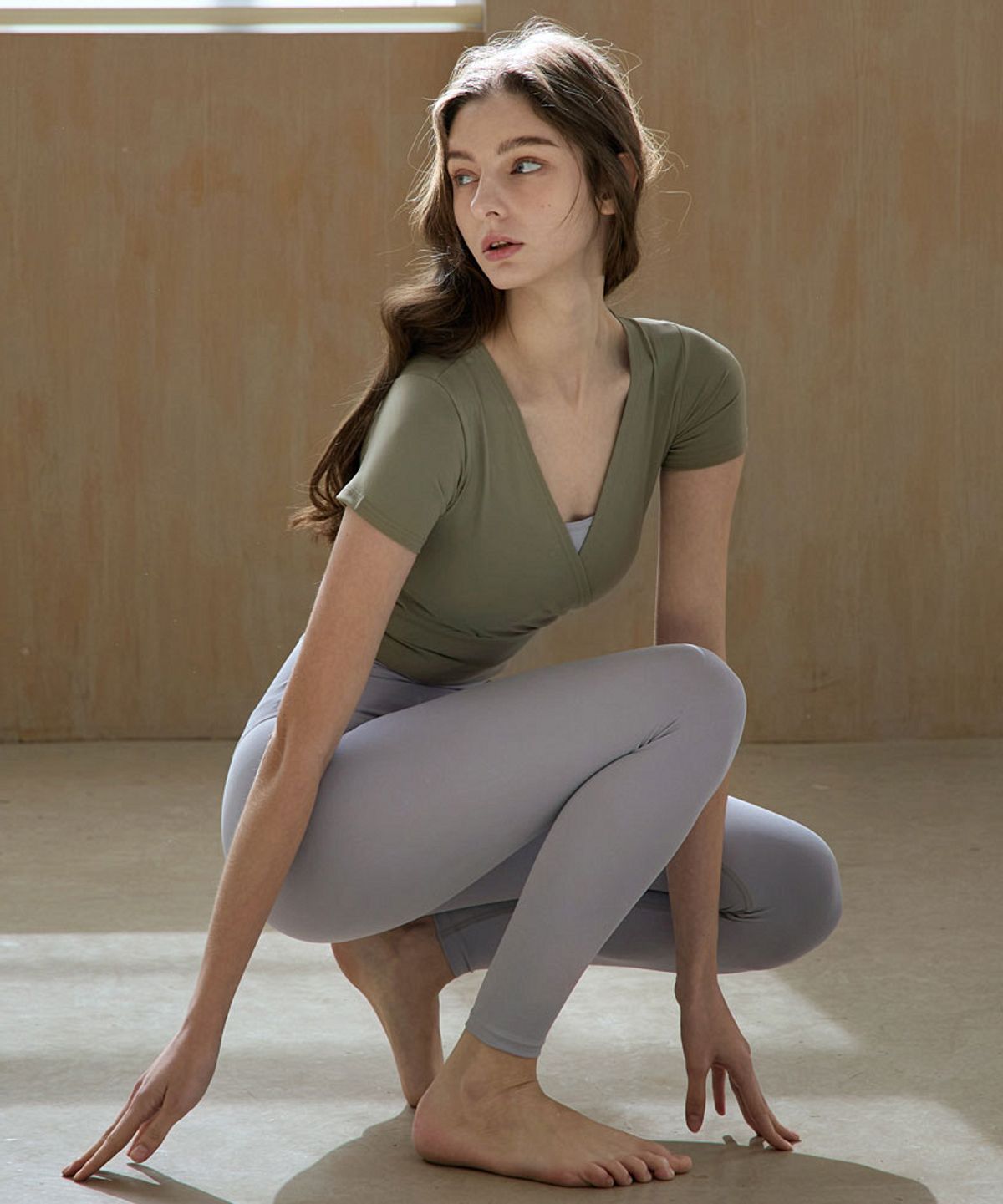 데비웨어(DEVIWEAR) 여성 요가복 DEVI-T0058-카키 필라테스 티랩 브이 크롭티