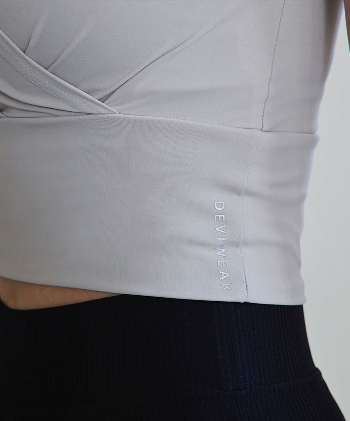 데비웨어(DEVIWEAR) 여성 요가복 DEVI-T0058-그레이 필라테스 티랩 브이 크롭티