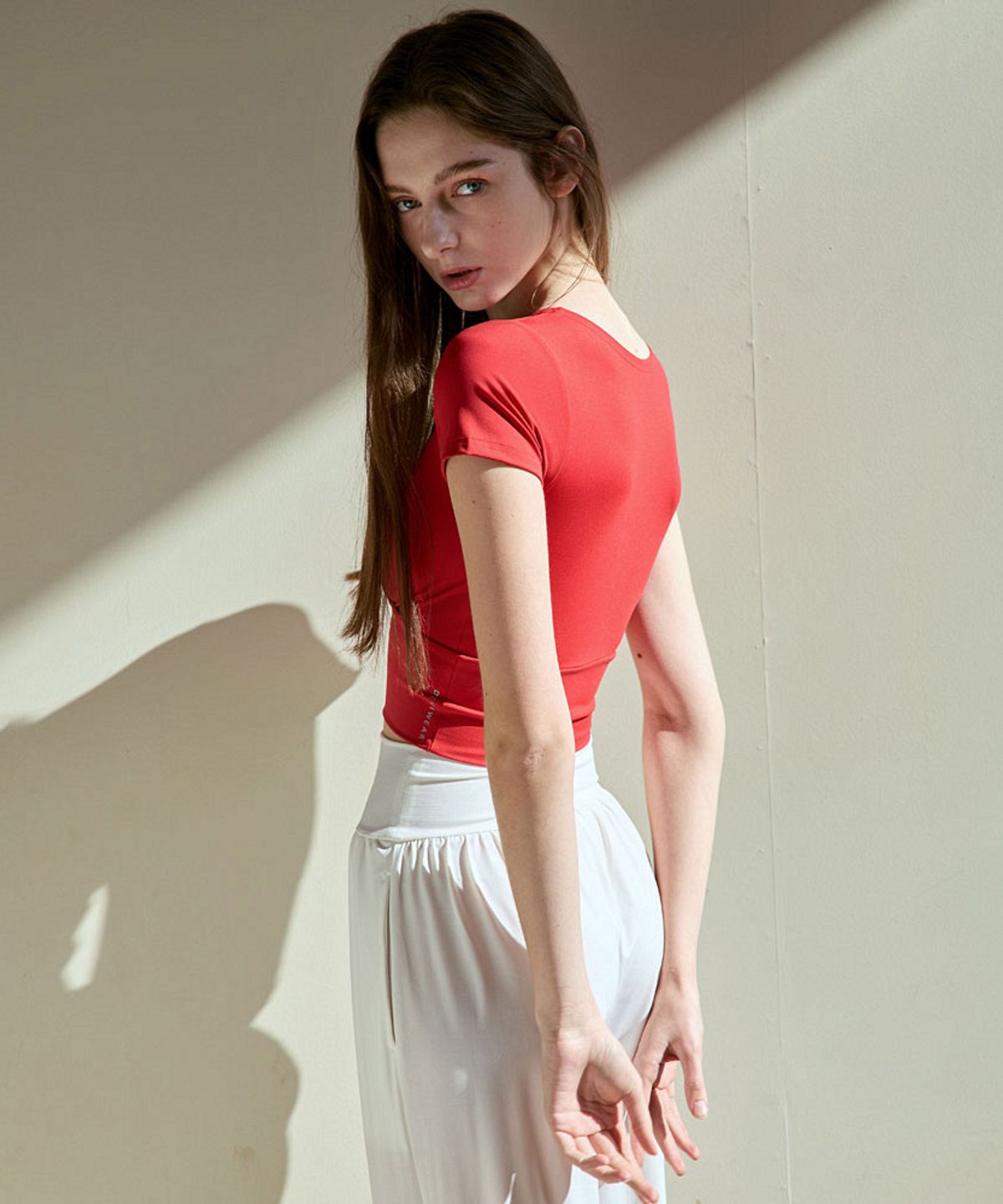 데비웨어(DEVIWEAR) 여성 요가복 DEVI-T0058-레드 필라테스 티랩 브이 크롭티