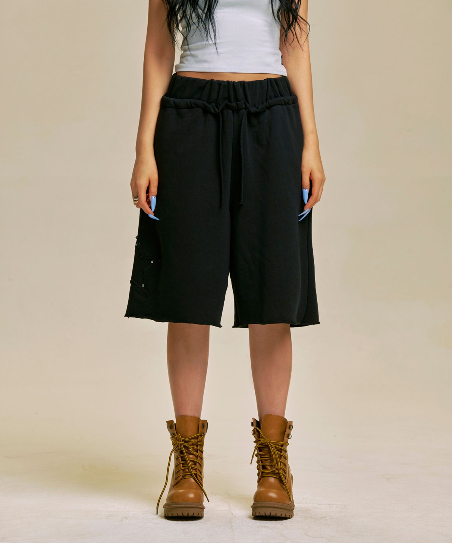 MUSINSA | GILAARCHIVE STAR PATCH BERMUDA SWEAT SHORTS_BK MUSINSA | GILAARCHIVE STAR PATCH BERMUDA SWEAT SHORTS_BK