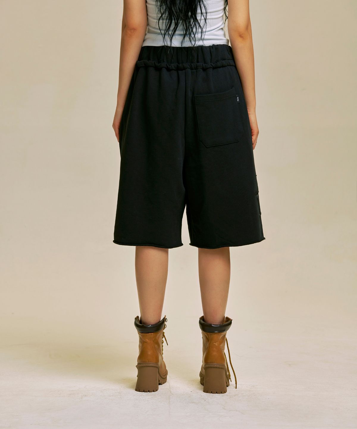 길라아카이브(GILAARCHIVE) STAR PATCH BERMUDA SWEAT SHORTS_BK