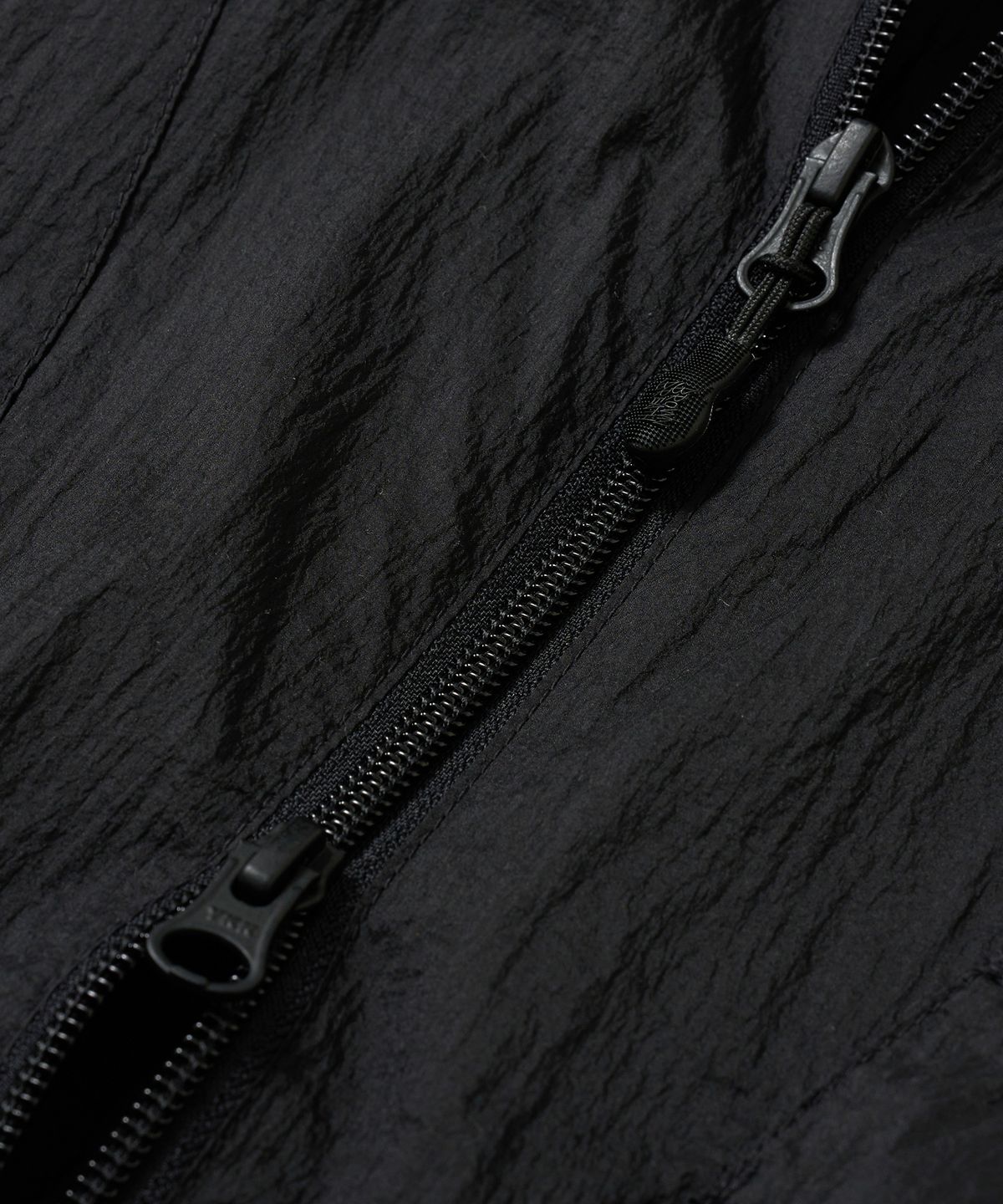 브라운브레스(BROWNBREATH) TAG NYLON HOOD VEST - BLACK