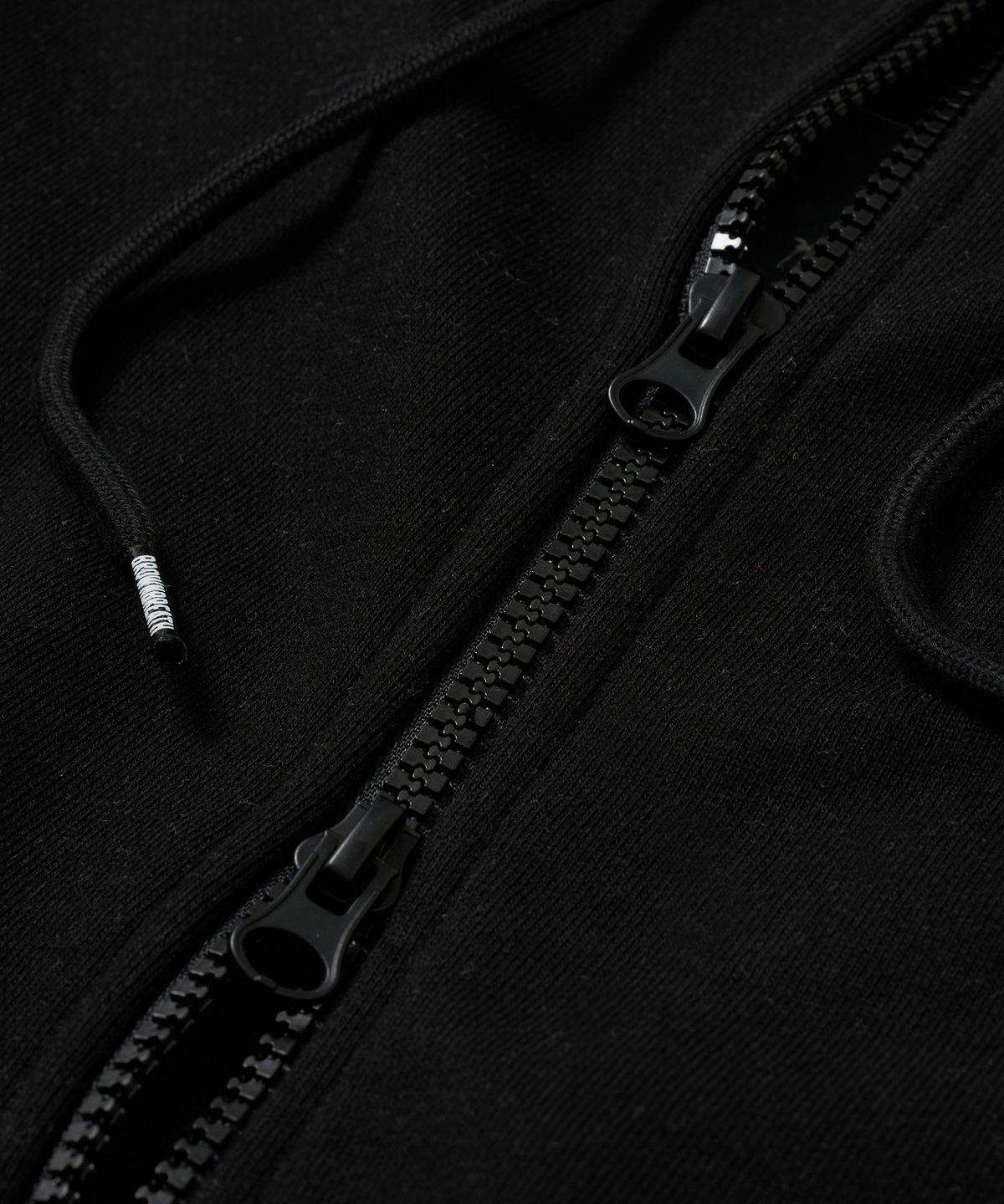 브라운브레스(BROWNBREATH) TAG HOOD ZIP UP - BLACK