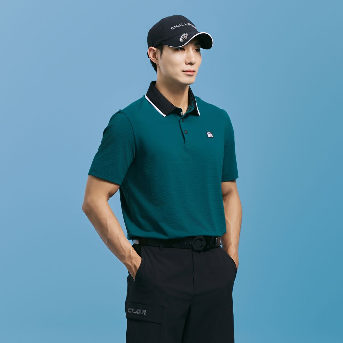 챌린저(CHALLENGER) 남성 에센셜 스트레치 나일론 버튼다운 카라 반팔티 다크그린