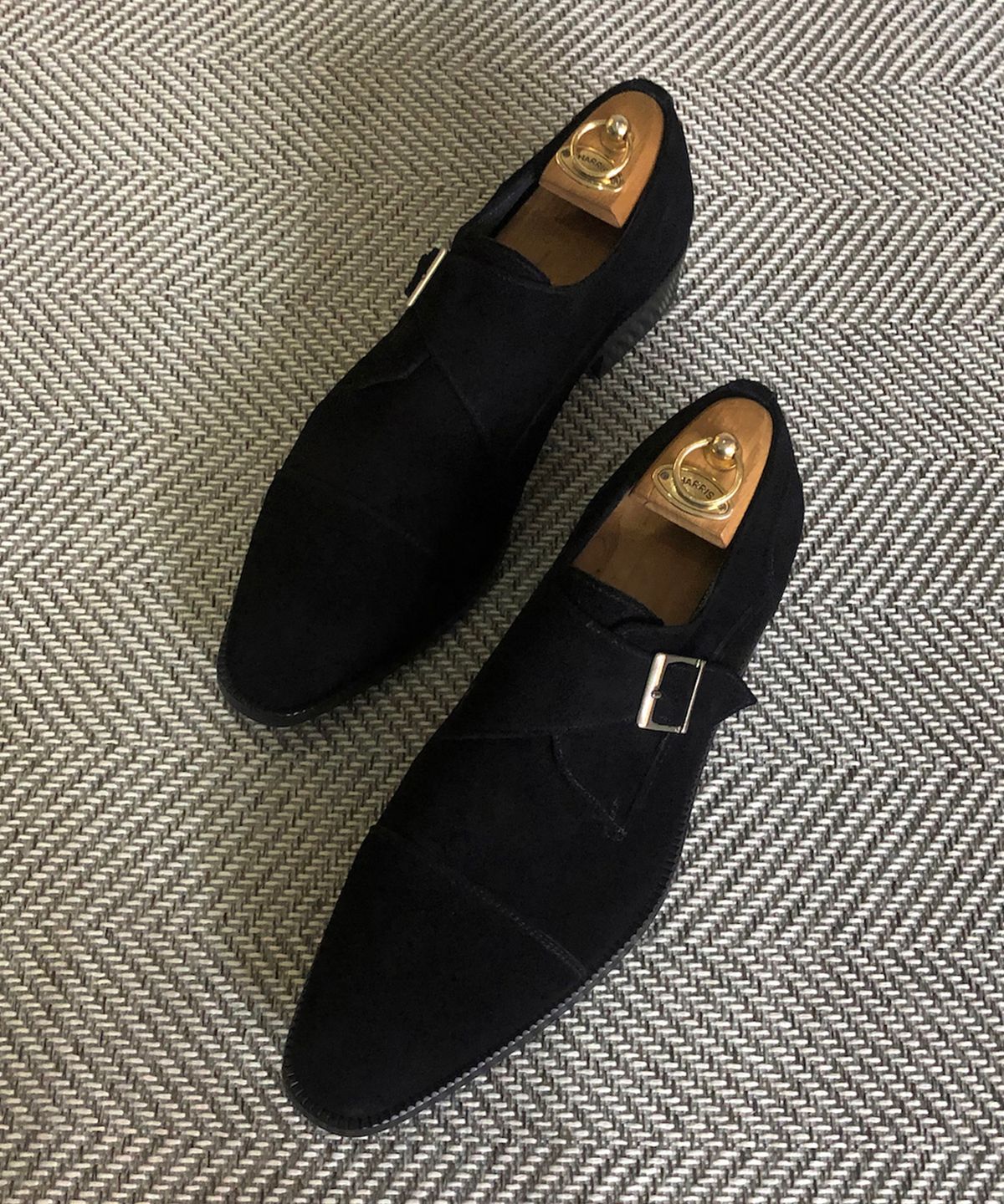 조앤슈(JOENSHOE) 르누아르 실버버클 스웨이드 싱글 몽크스트랩 블랙