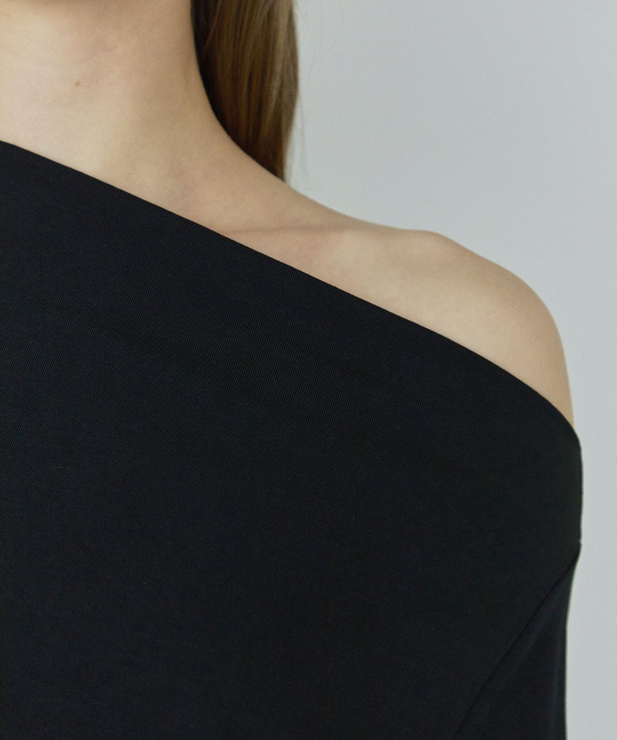 아이에이치알(IHR) 셔링 오프숄더 티셔츠 / 블랙